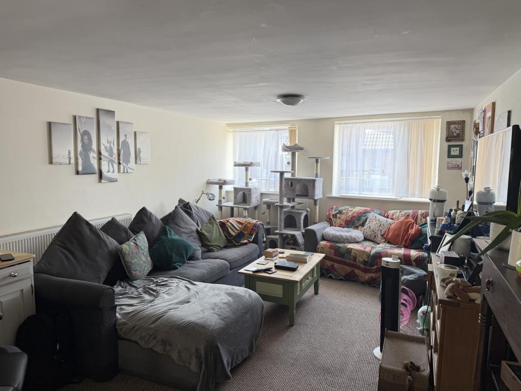 Lot: 115 - SUBSTANTIAL FREEHOLD INVESTMENT - Flat D living room with furniture